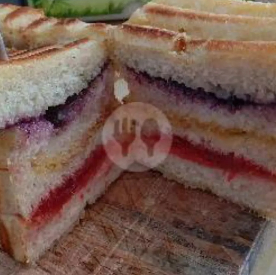 Roti bakar selai stroberi+ selai blueberry